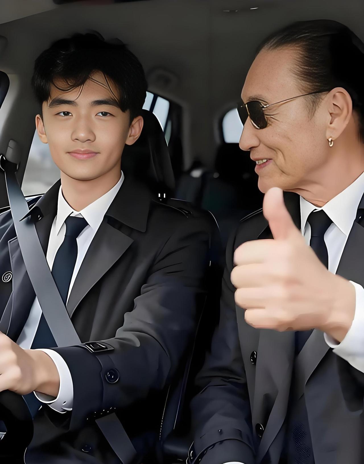 谢霆锋的大儿子和谢霆锋的爸爸合影，其乐融融。活脱脱又一个谢霆锋，爷爷谢贤乐的合不