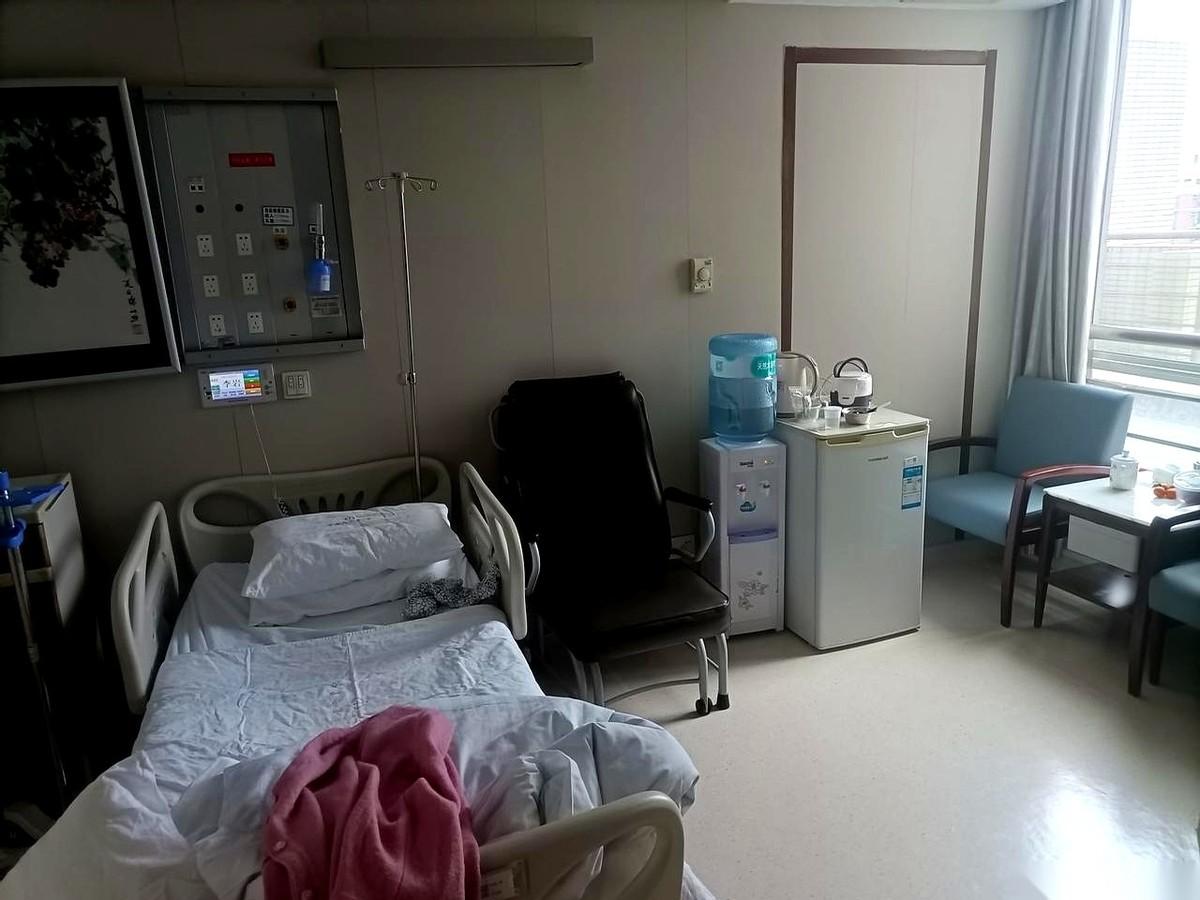 医生把单子推过来，手指在上面点了点：“每天三千，房费护理费，全自费。”他没抬头