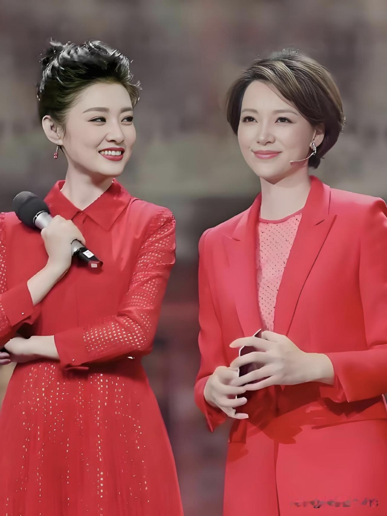 她们是央视舞台上交相辉映的两道光，周涛爽利大气，控场时总带着妥帖的从容；董卿温润