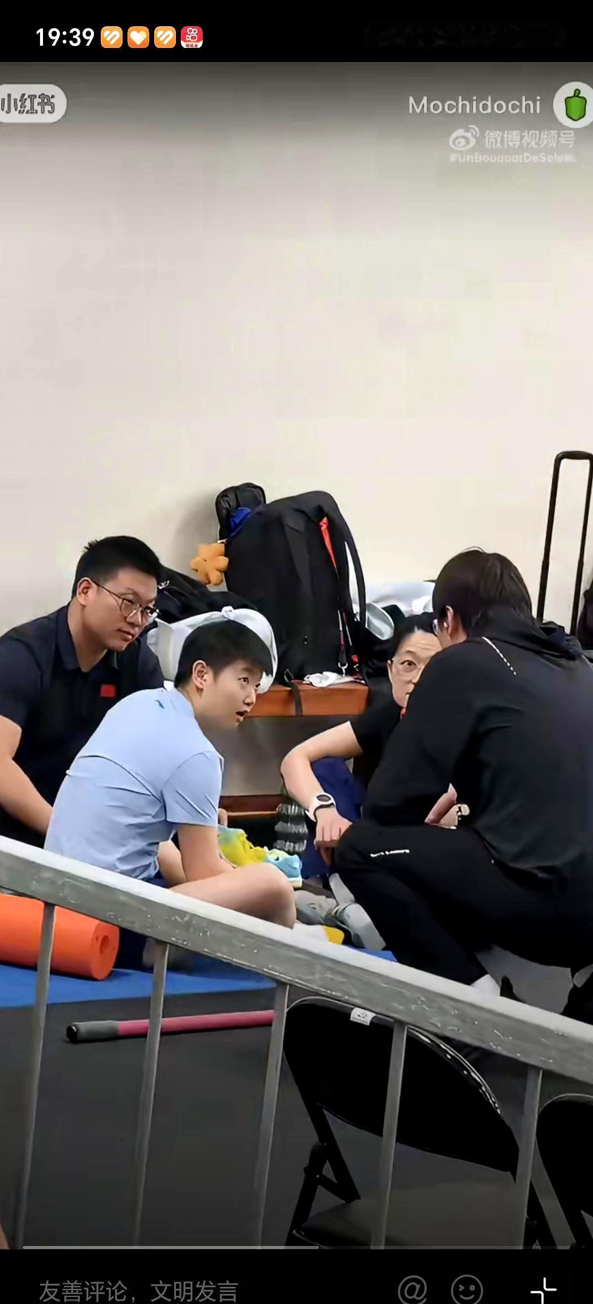 左脚光着，右脚穿鞋，队医蹲下贴创可贴，血已经渗出来了。就这样，孙颖莎一瘸一