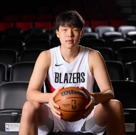 杨瀚森确认将代表国家队出战7月份的篮球世界杯预选赛第三窗口期比赛。具体赛程