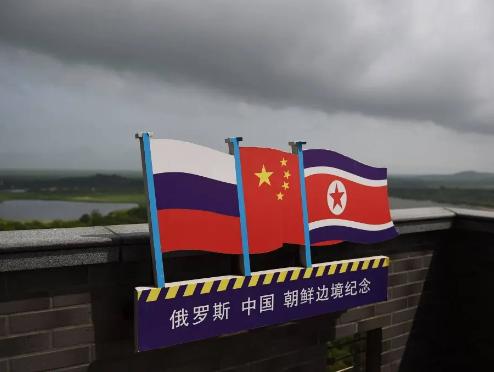 俄朝这步棋，把全世界都看懵了。 1亿美元砸一座桥，撑死一年跑1.5亿的货，这