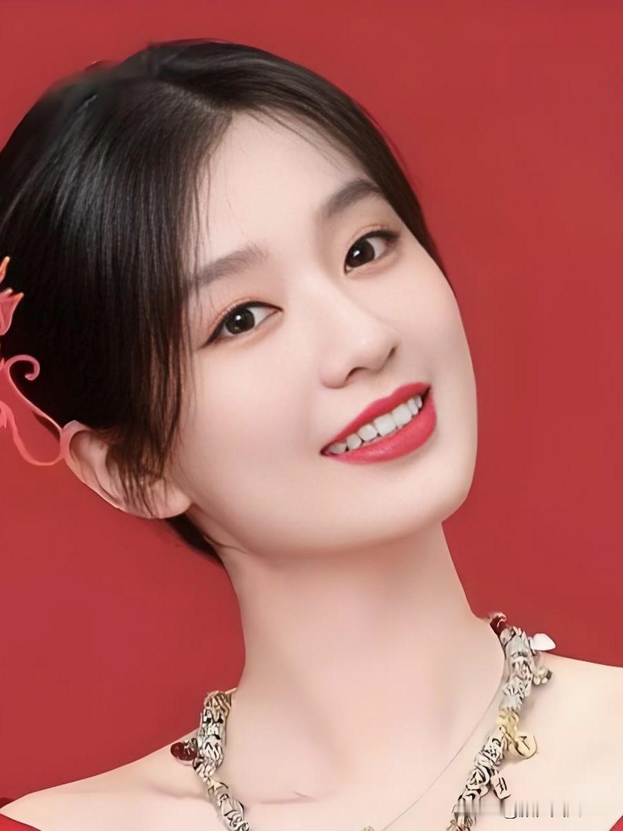 乔欣｜温柔自有力量。她似初夏晚风，清冷中透着暖意，眉眼间写满从容。不张扬，却自成