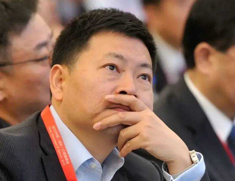 余承东称指出，奔驰迈巴赫S级在车载通信方面则无此类先进技术。他说，尊界S80