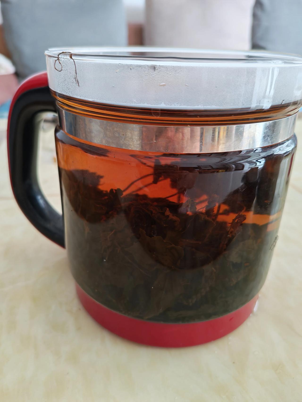 一壶清润养生凉茶，消解夏日燥热色泽上茶汤通透呈温润琥珀红，澄澈透亮，茶叶在