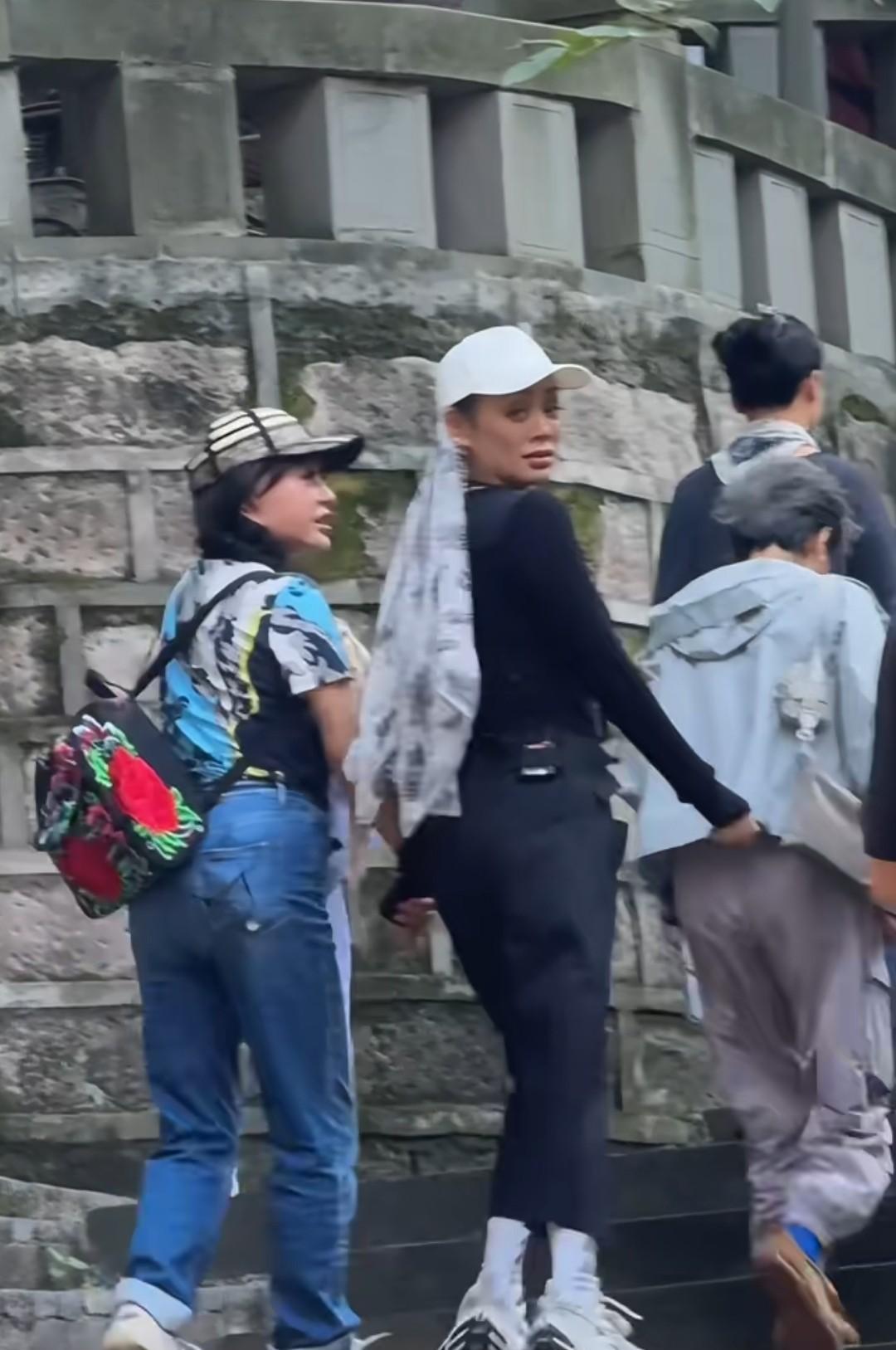 演员就是演员，不服不行！看视频中刘晓庆牵着宁静的手过来，她俩肯定知道镜
