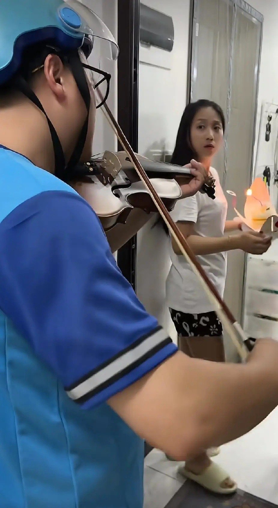 接过外卖小哥送上门来的生日蛋糕，女子转身的瞬间，却被身后传来的声音，感动得热泪盈