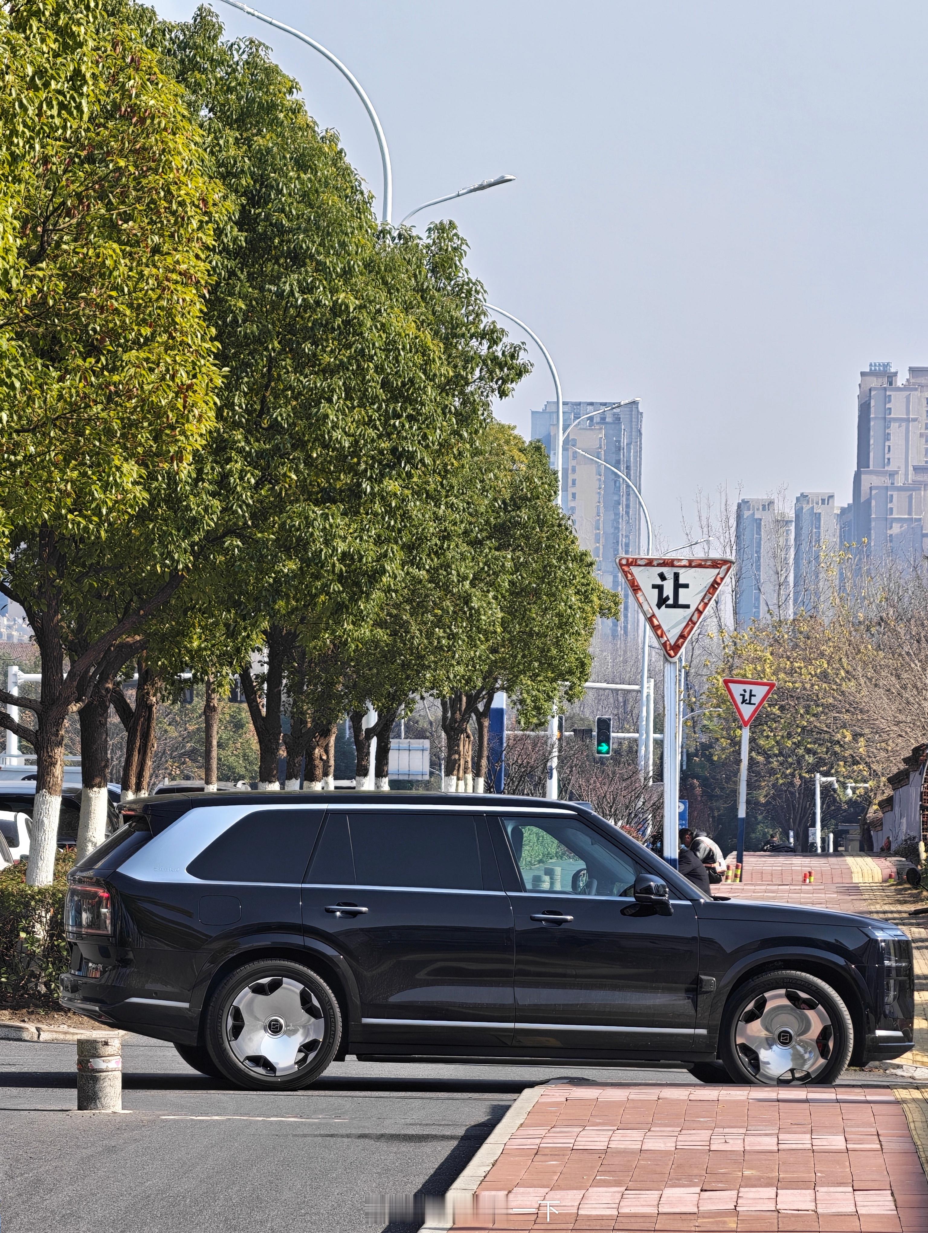 眼睁睁地看着这台极氪9X混到了一堆问界里面来了