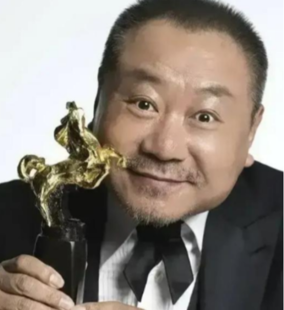 2004年，赵本山和范伟一起做商演，七场演出共赚了42万，赵本山给范伟的分成只有