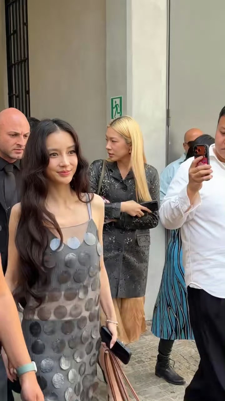 Angelababy米兰时装周状态Angelababy米兰时装周路透～这是仙女