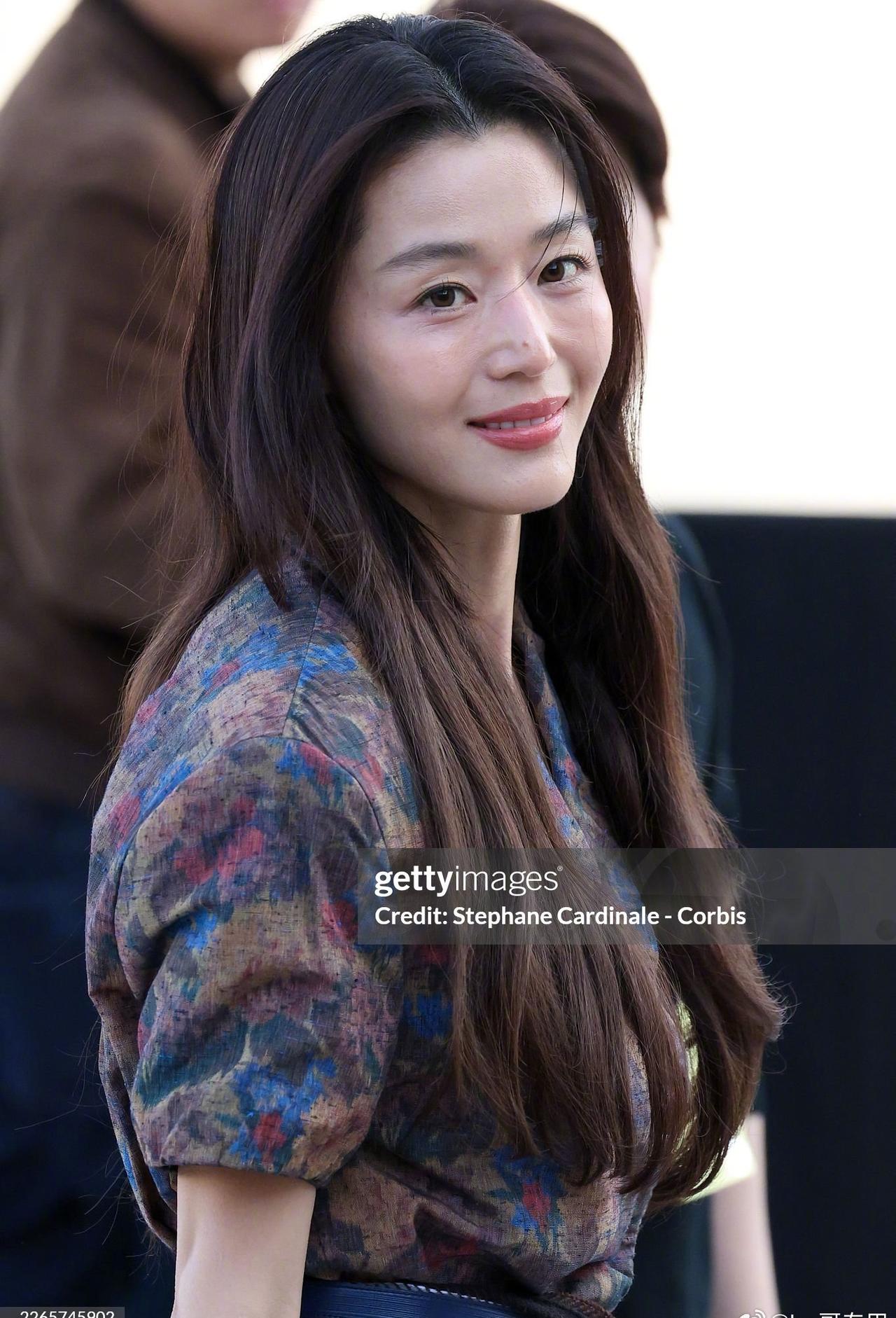 全智贤现身巴黎时装周的LV大秀