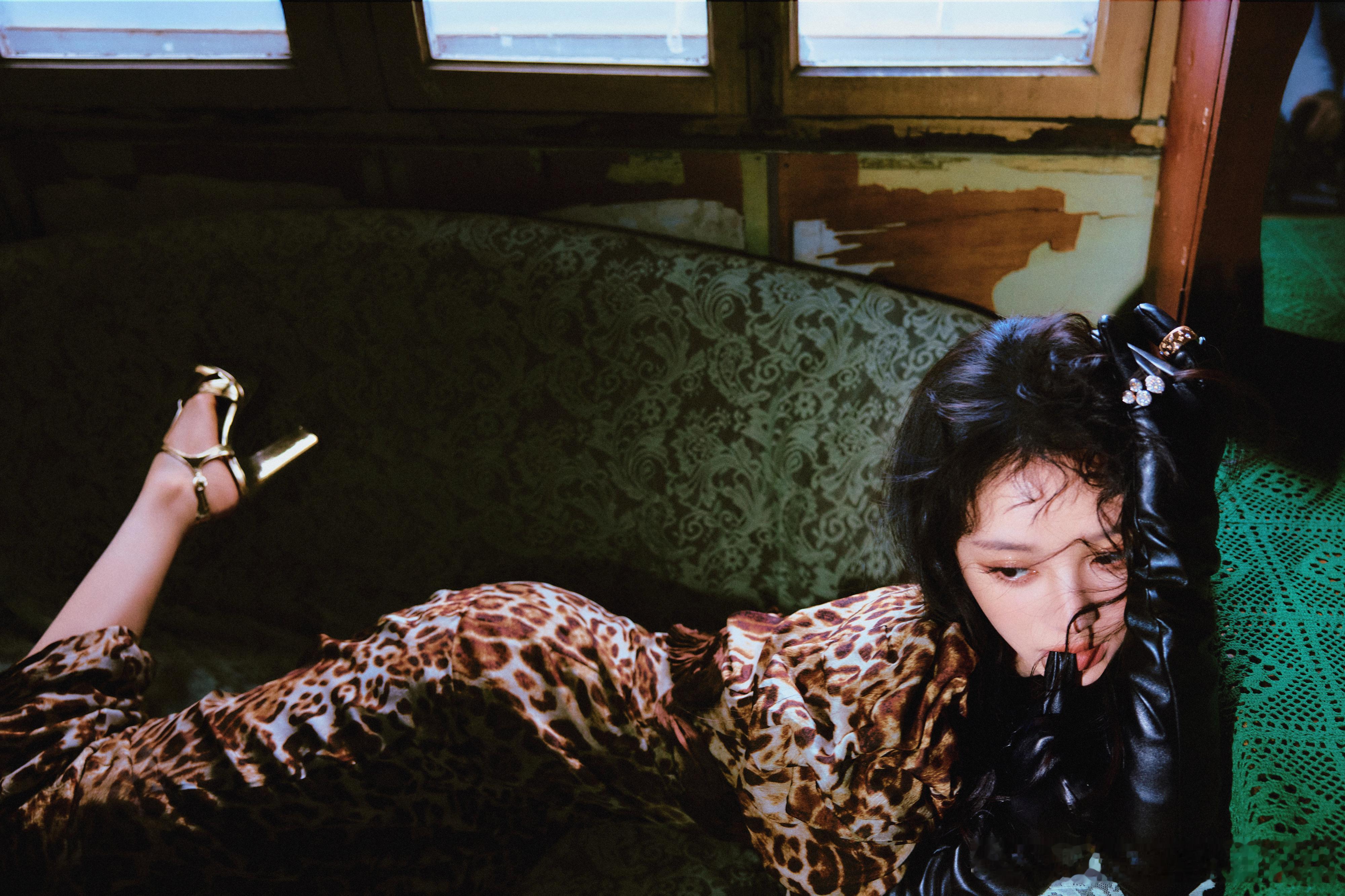 尖叫之夜出图田曦薇今天造型出图，这套很特别