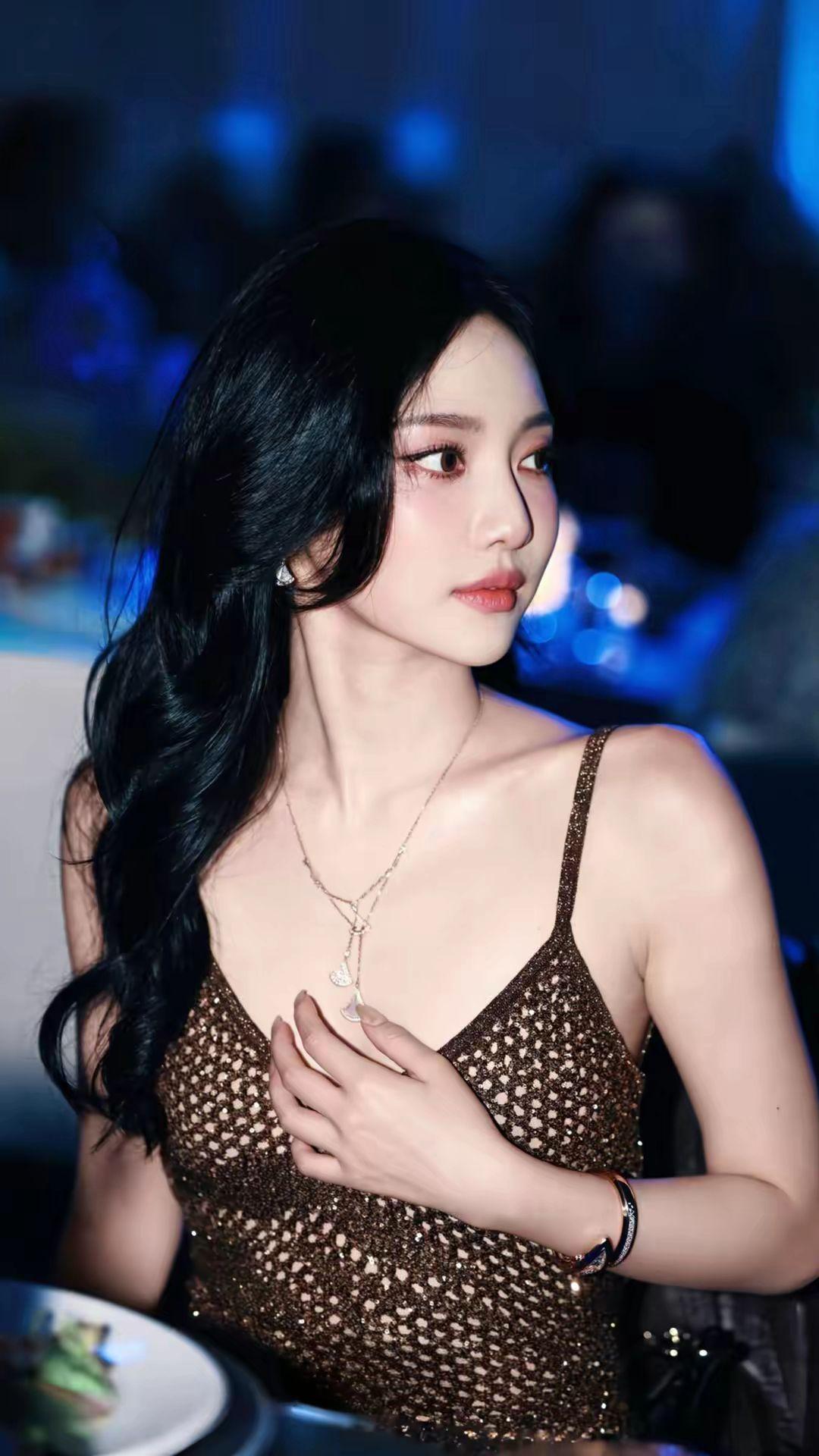 美女写真 宁艺卓美女写真 古力娜扎冰面蓝裙造型 特写