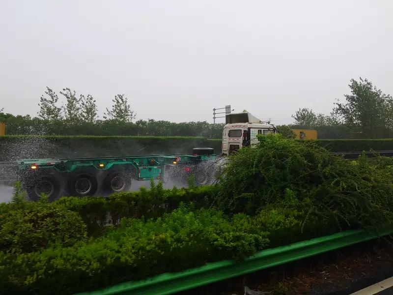 最近看到两起客车高速抛锚事件，真是让人揪心。4月4日，许信高速漯河段一辆大客车发