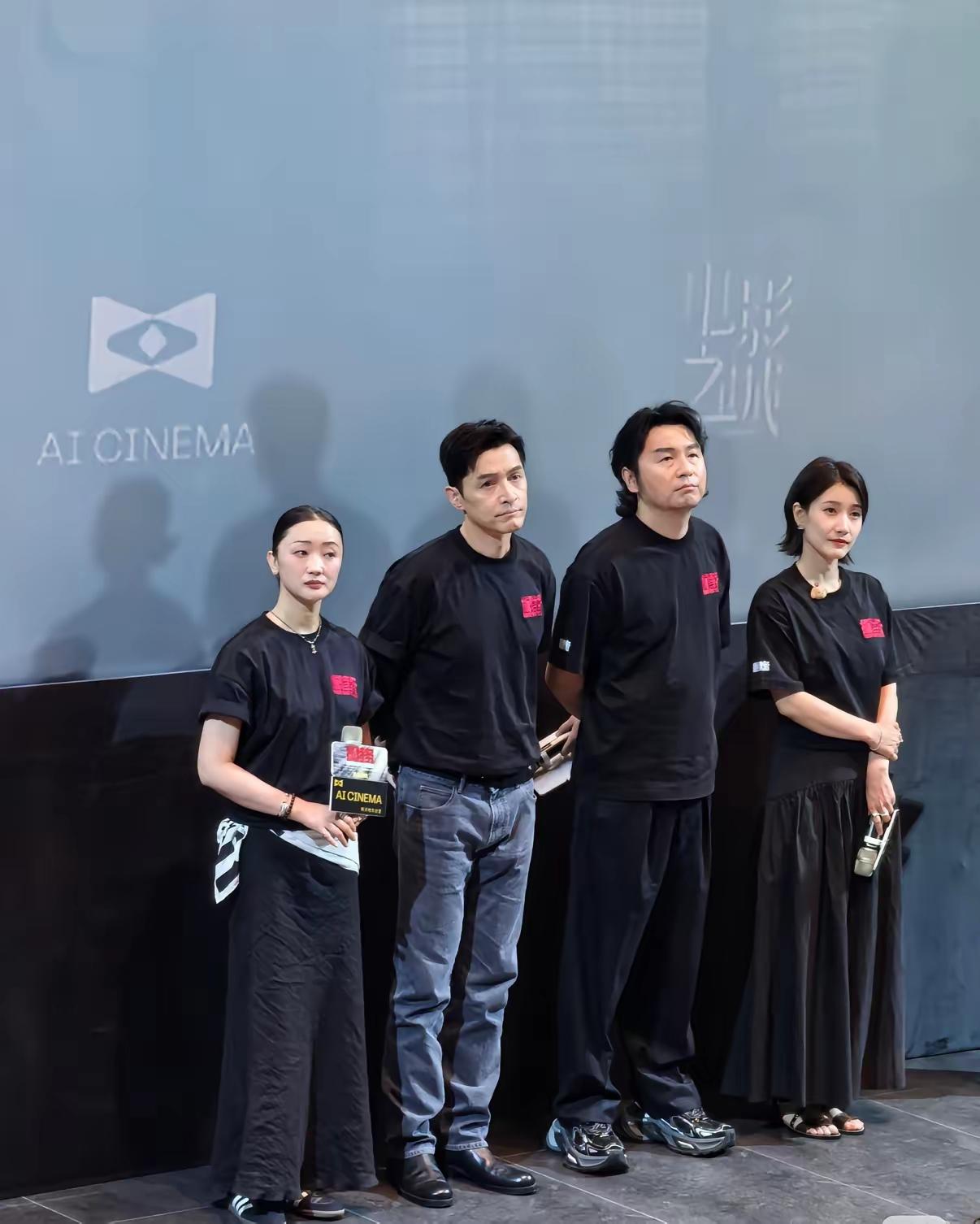 内娱根本不需要观众，冯小刚的《抓特务》也不是让普通观众看的。他们就互相你包场