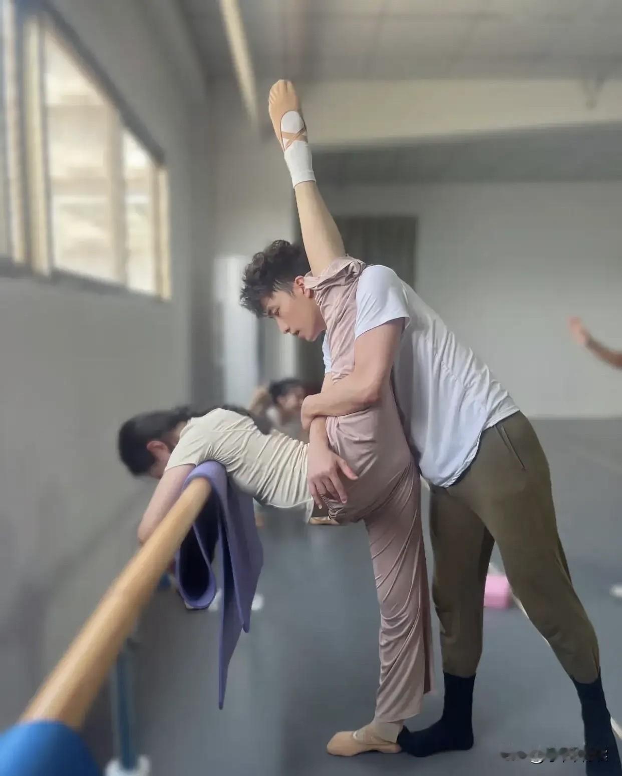 问一下男同胞，如果你们发现自己的老婆和男教练一起练瑜珈，你们会怎么办？