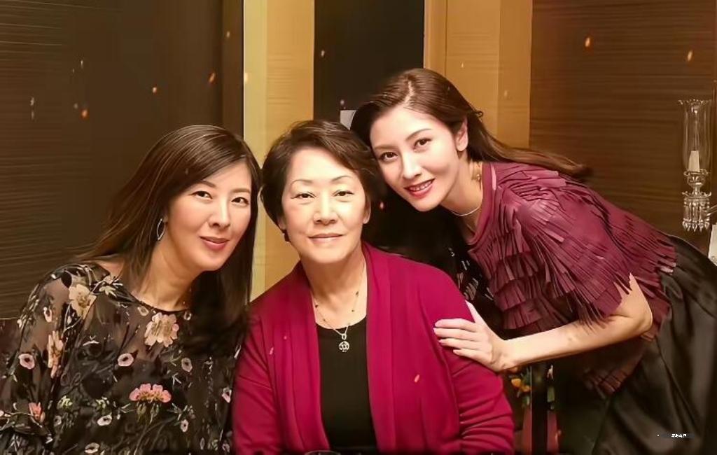 遗传真是一门玄学李嘉欣和姐姐虽然是一母所生长相却天壤之别，一个是美若天仙，无