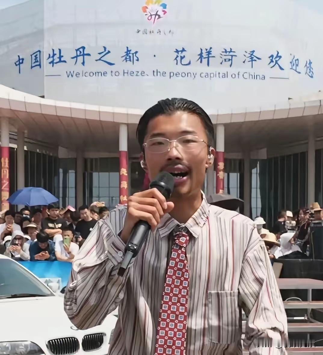 都说寒门出贵子。这一年中最大的寒门当数郭有才老师。郭有才老师幼年丧母、13