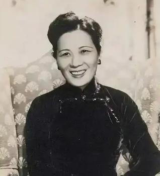 1997年，蒋纬国去世。100岁的宋美龄得知消息后马上坐飞机回到台湾，赶到医院第