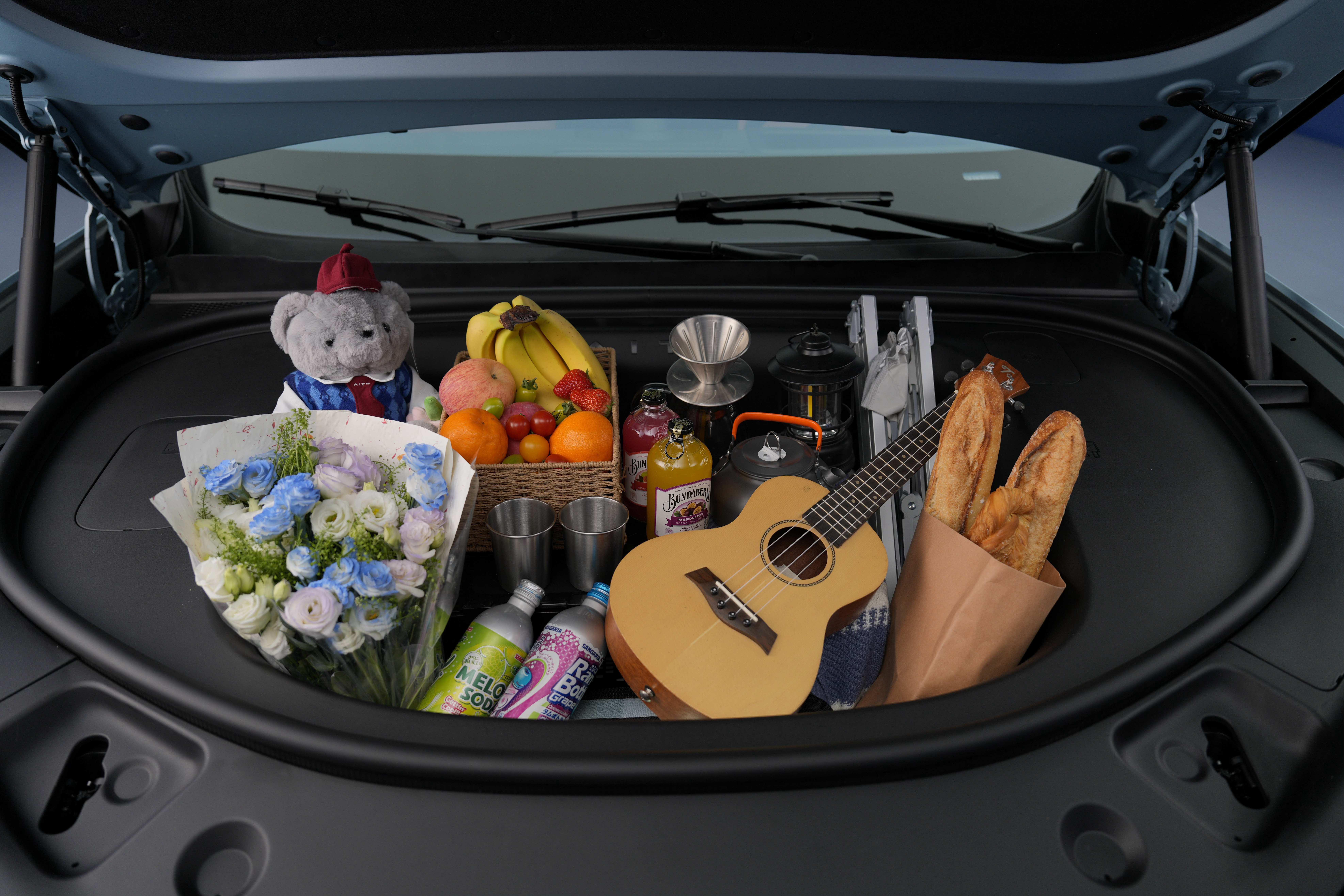 余承东现场展示问界M6前备箱空间本来以为只是个大空间的家用车，结果问界M6的音响