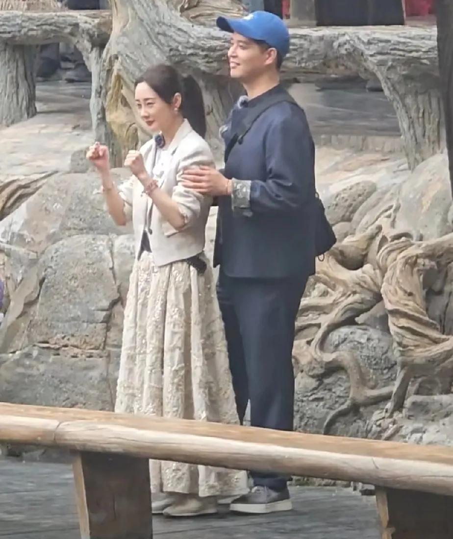 马頔录制《妻子的浪漫旅行》这段画面也太戳人了。室外人多眼杂，他想亲近老婆李纯，却