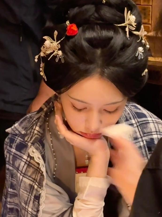 周也回归现偶周也的清冷气质真的太绝了！在现偶剧里绝对是一股清流，期待她用实力给