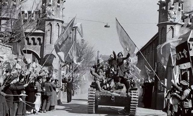 1937年11月2日，面对数万日军进逼，见无人愿意防守太原，傅作义说：“弃土不如