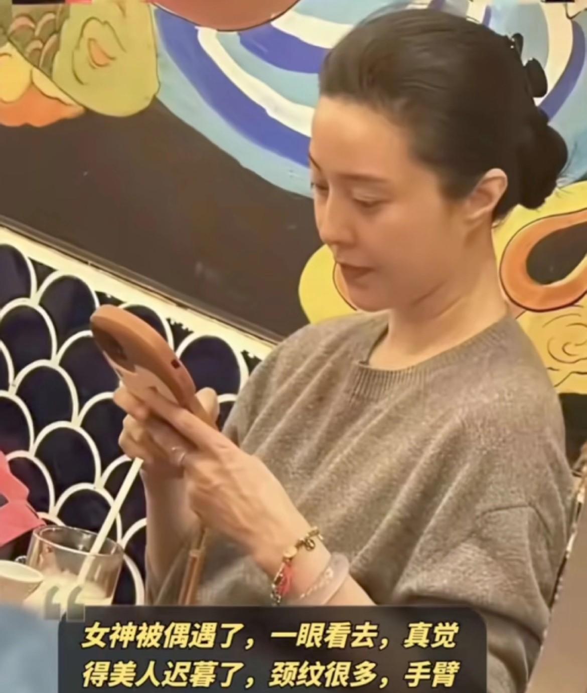 快40岁的范冰冰。保养的真好。没有美颜滤镜和化妆，颈纹，手上青筋谁没有，