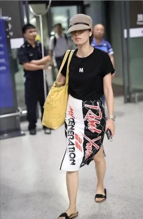 谁懂啊！马伊琍的私服也太有生活感了！简单的黑T搭印花半身裙，休闲又舒服，松弛感