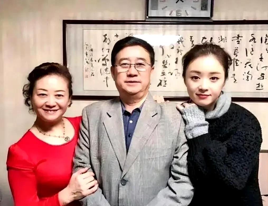 终于知道蒋欣为啥长这么好看了！刷到她爸妈合照直接惊掉下巴，爸爸戴着眼镜斯斯文文像