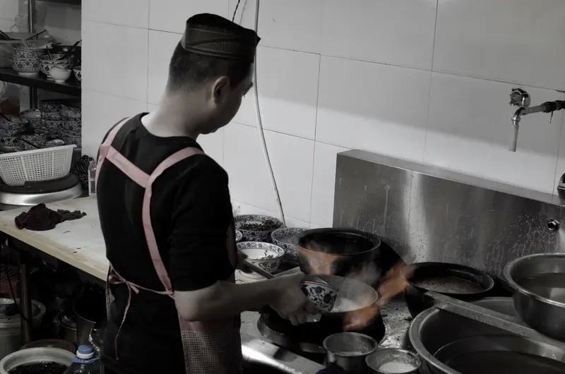 饭店老板的一个“小动作”，让月薪三千的服务员，成了全店最“贵”的人！成年人的