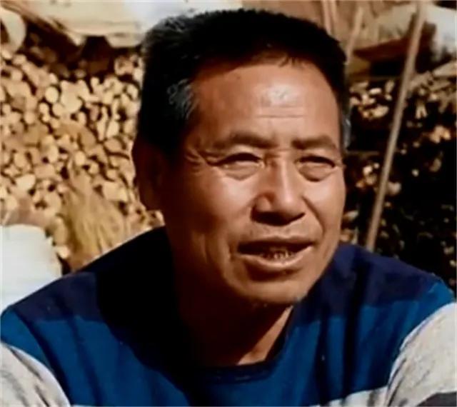 2000年陕西，一男子出于好心收留一位精神失常老太太，没想到的是老太太一住就是1