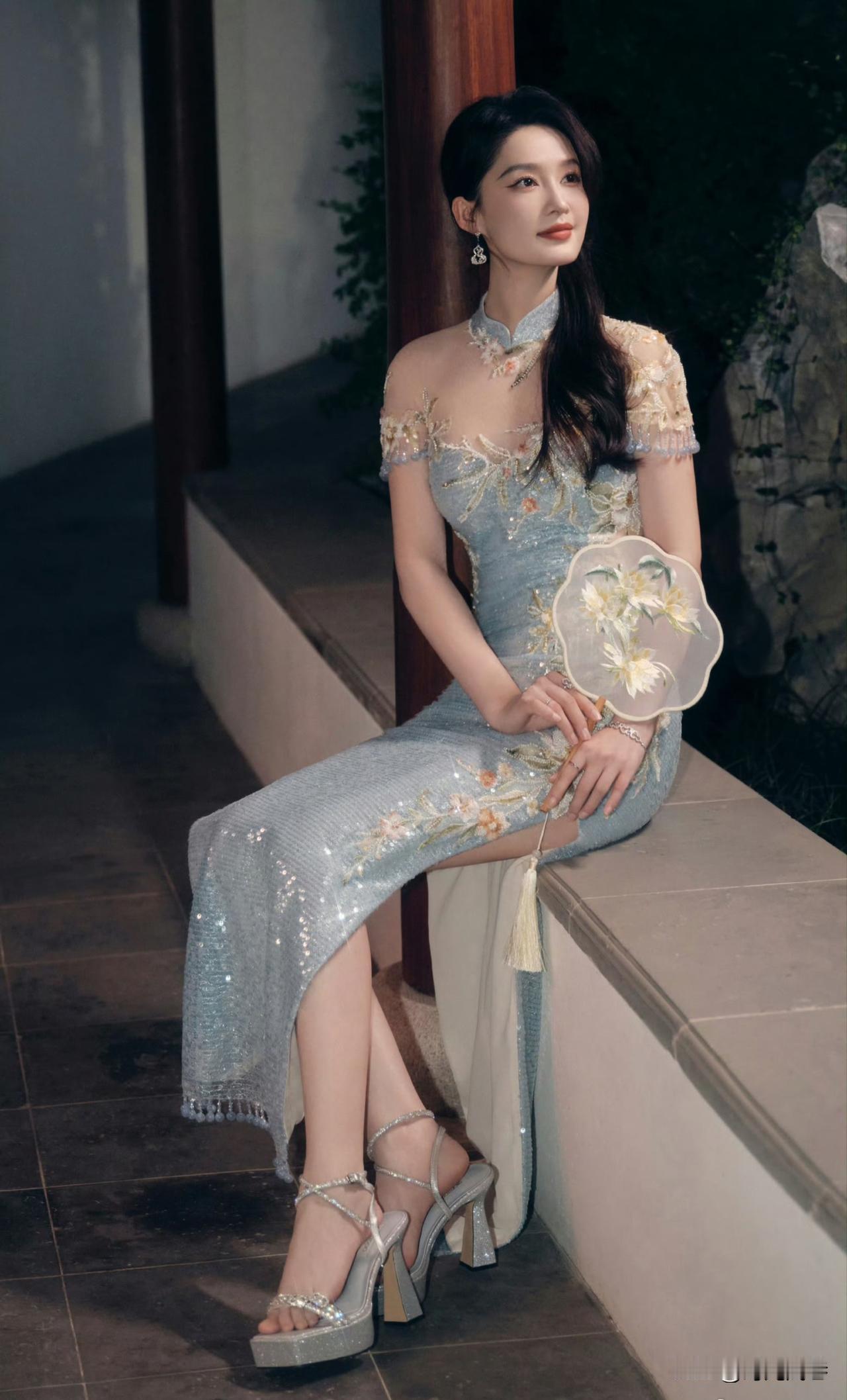 李沁身着绝美改良旗袍手持团扇，若隐若现的腿部线条修长柔美！