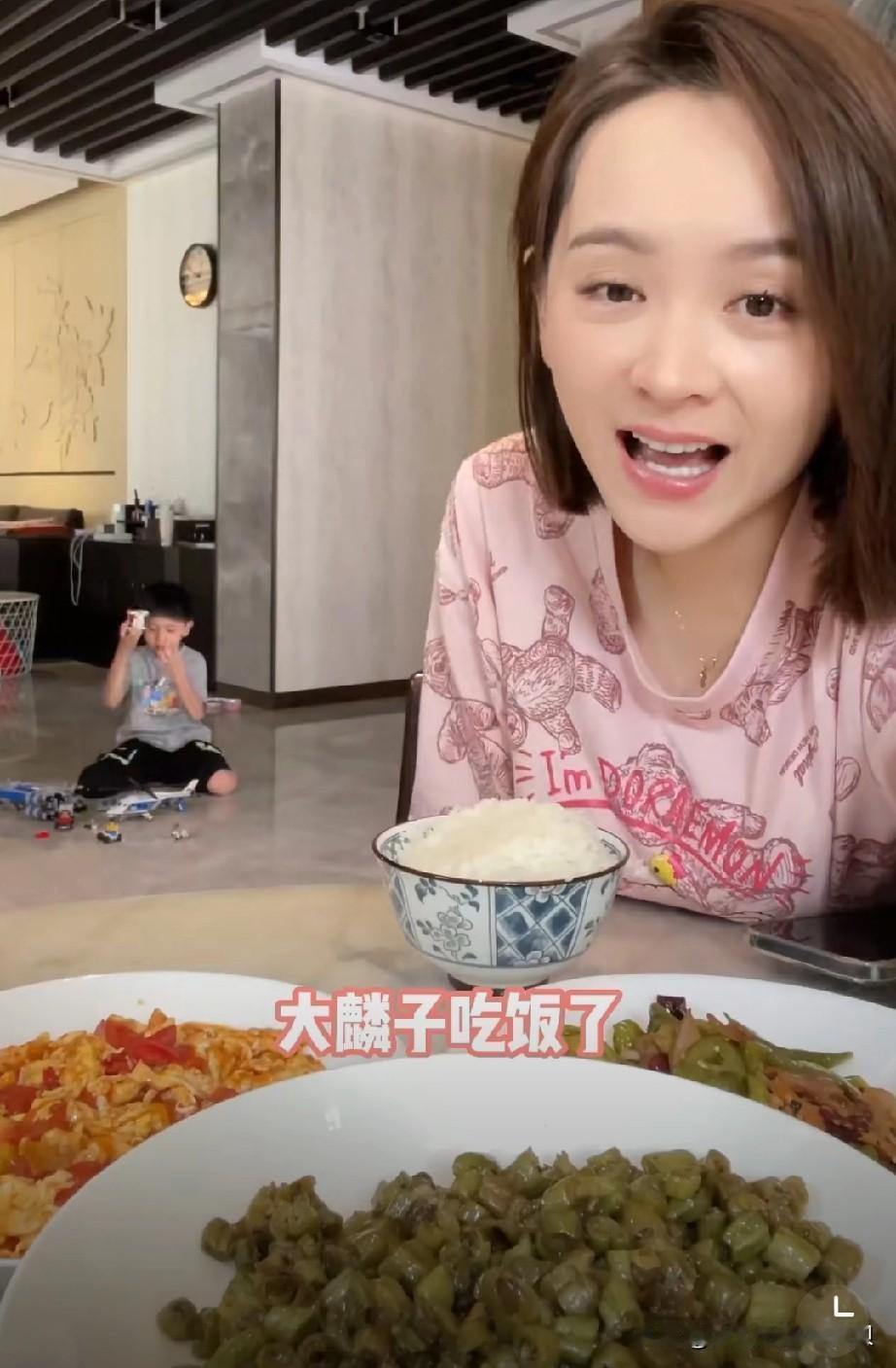 邓莎和孙怡的婚姻其实有一点像。她们嫁的婆家都比较『豪门』，跟男生的文化背景相