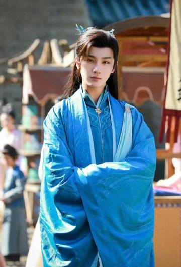 李宏毅应该是内娱为数不多的越混越惨的明星了吧，《少年歌行》还不配让他升...