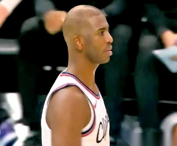 最扎心的是什么？是球队大胜55分，全场都在狂欢。而镜头一转，那个叫保罗的男人，