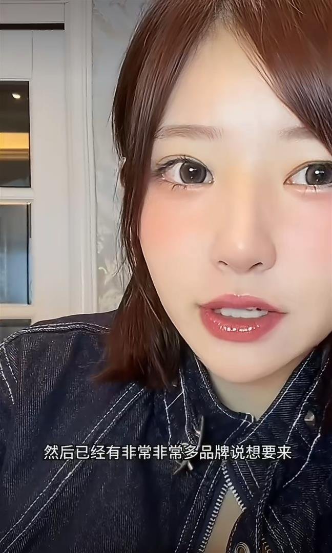 母凭子贵！黄一鸣曝多家品牌想签约女儿，此前高调带闪闪参加走秀