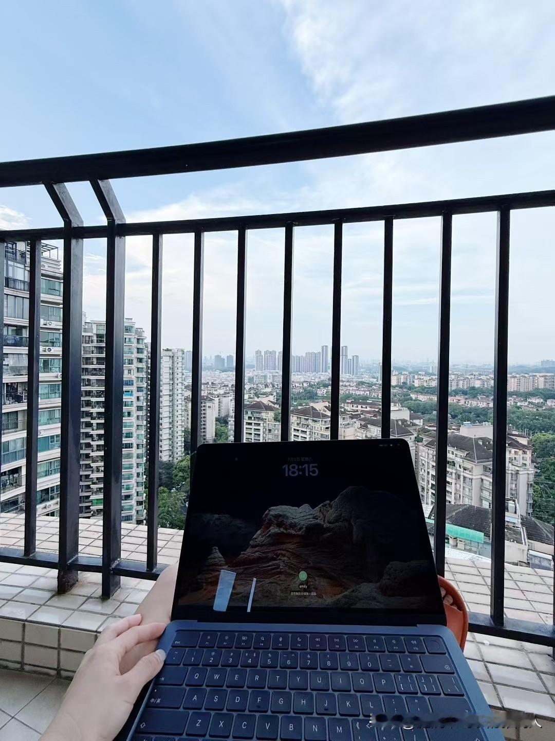 已经跌麻了，广州的房子在跌，老家的房子在跌，跌跌不休！更惨的是，我偏偏在20