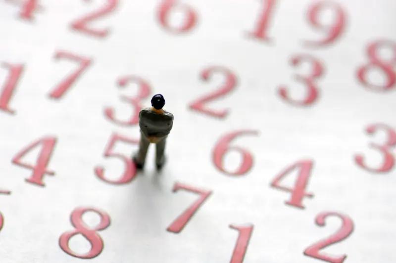 经常有人在彩票站纠结：“机选的号码能中排列五吗？是不是自己研究的号更靠谱？”其