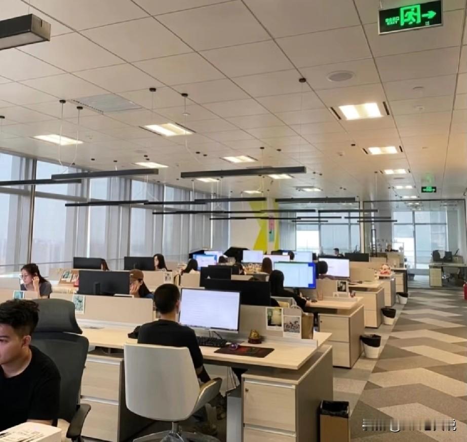 别不信，现在打工人必须要面对的现实就是你不争不抢，只想本分干好自己的活，那么一旦