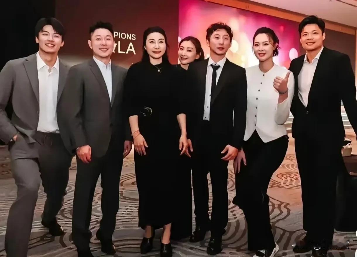 这样的合影，以前多见，现在罕见！为了合影时身高整齐，汪顺、惠若琪自动降身高，