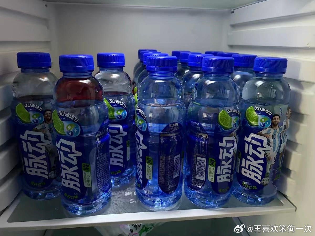 为阿根廷队补水蓄力属于运动的夏天来了！看阿根廷比赛，球员高强度对抗后弯...