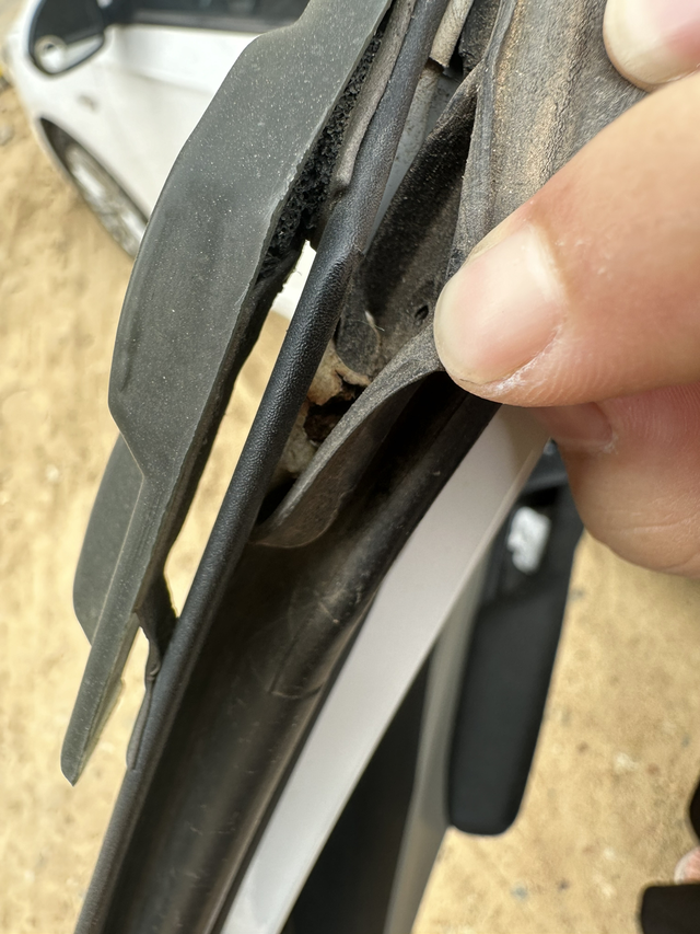 车门锈烂了今天突发奇想掰开看了一下，居然锈烂了，四个门就一个这样