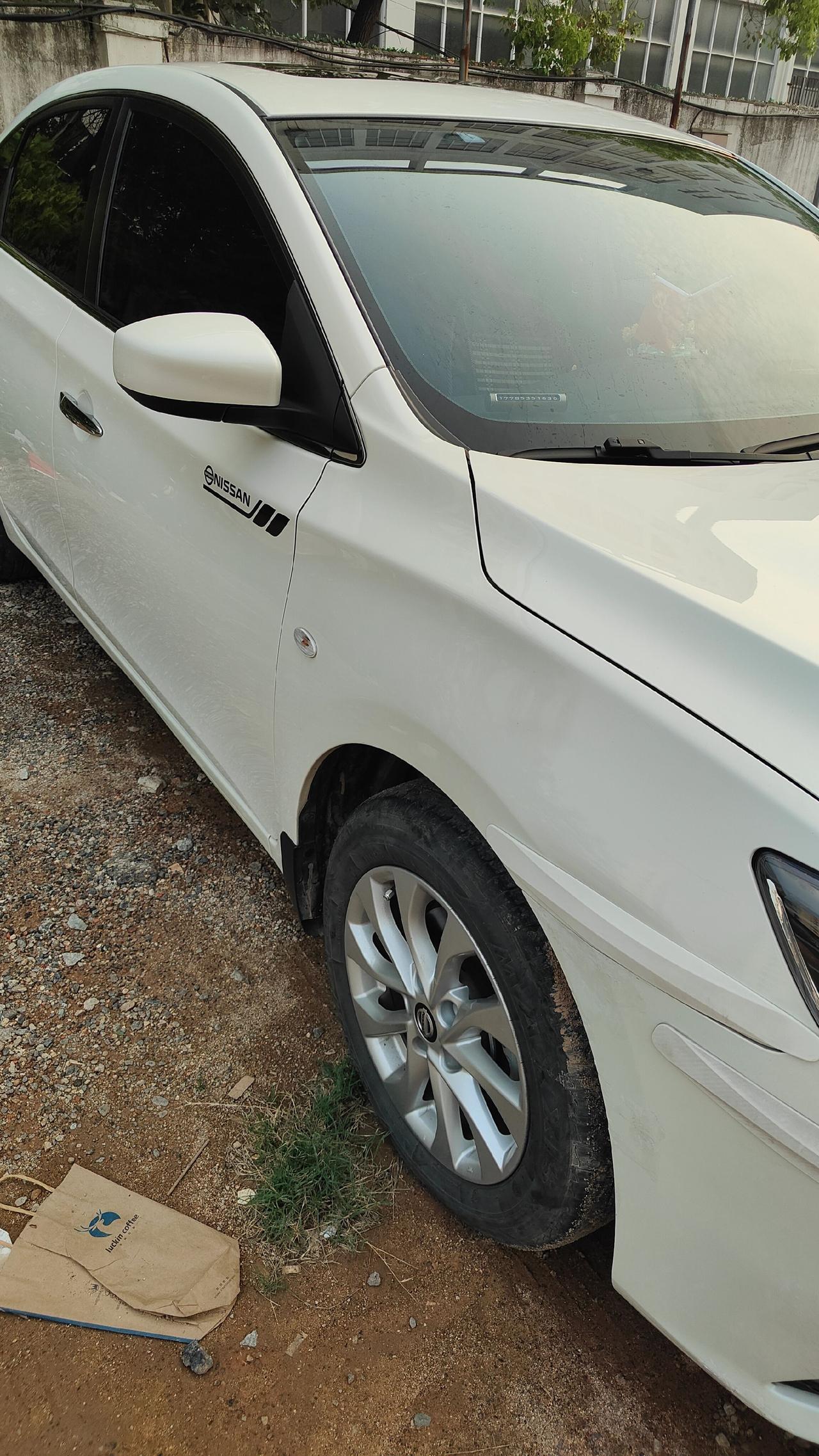 越是豪车机盖和后尾盖车门缝隙越小越是便宜的车缝隙越大