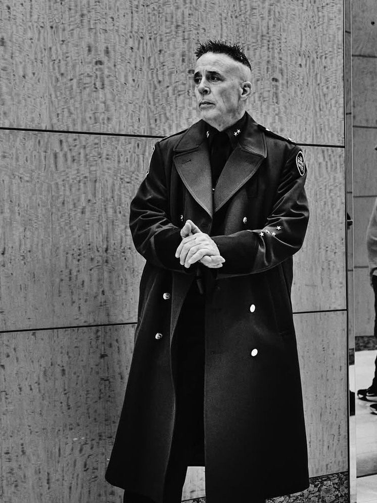 这大衣一穿，那啥的味道确实有点冲