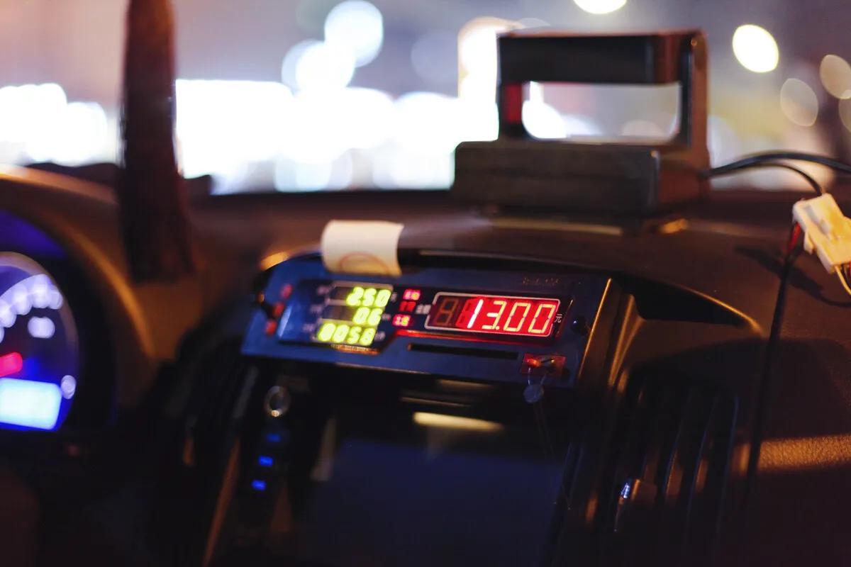 反复看了好几遍“乘客和司机耗到天亮”这个新闻最让我心酸的，不是那98元钱。​