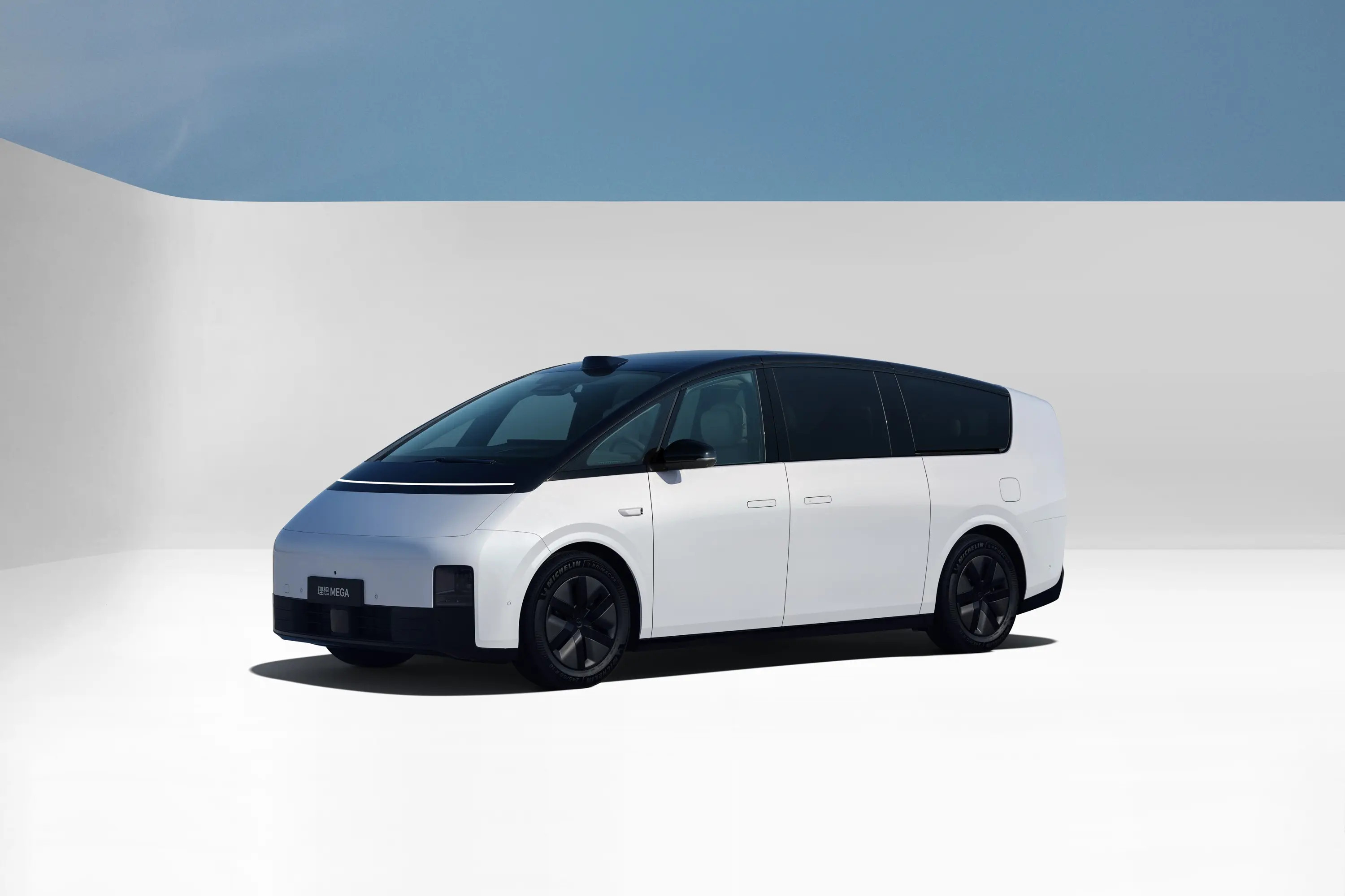 实际体验过理想MEGA，家庭场景真的做透了😌。二排座椅能灵活旋转，搭个桌板就能