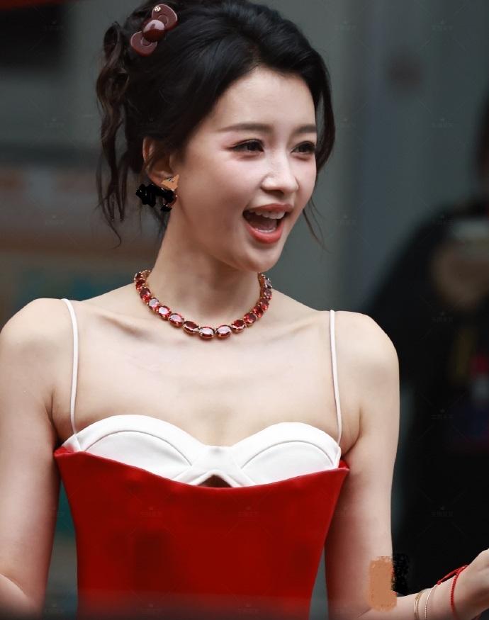 最近孙怡在录制浪姐的时候搭配的好靓丽，看起来像个迷人的美少女，真的好美。孙怡