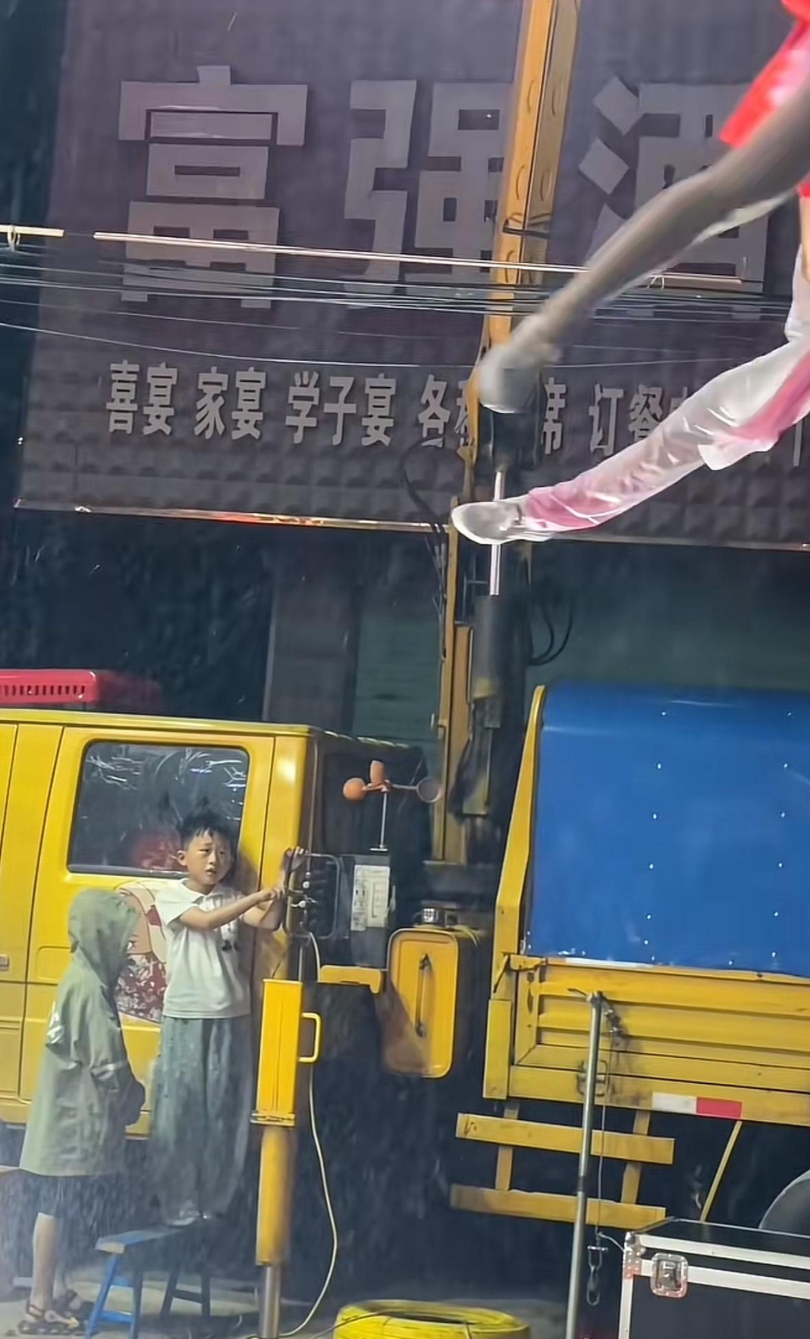 泪目！阜阳六岁男孩雨中坚守，只为父母安全表演！这场雨，将阜阳街头的一幕定