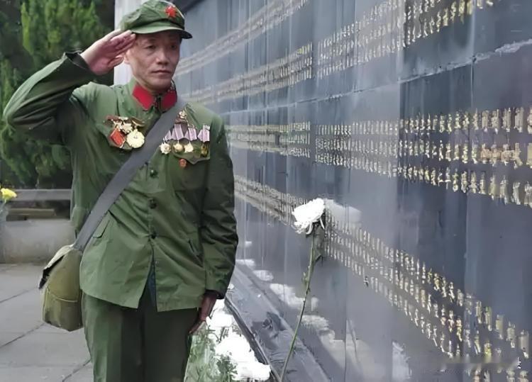 人死了不能复活，这是自然规律。然而，这位战士死去被草草埋了，最后挖出来“尸体”竟